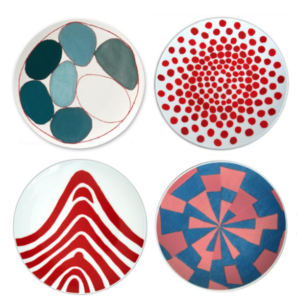 Four circular plates, each with a unique abstract design: overlapping blue and teal shapes, curved red stripes, a geometric blue and red pattern, and the LOUISE BOURGEOIS - Ode à l’oubli Plate Red Dots in concentric circles.
