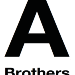 Ein großer, fetter schwarzer Buchstabe "A" steht mittig über dem Wort "Brothers", das in kleinerer, fetter schwarzer Schrift auf weißem Hintergrund geschrieben ist.