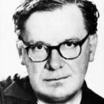 Schwarz-Weiß-Porträt von Nikos Engonopoulos, einem Mann mittleren Alters mit kurzen, dunklen Haaren, der eine Brille trägt und einen ernsten Blick hat. Er ist mit einem dunklen Hemd oder einer dunklen Jacke bekleidet und blickt direkt in die Kamera.